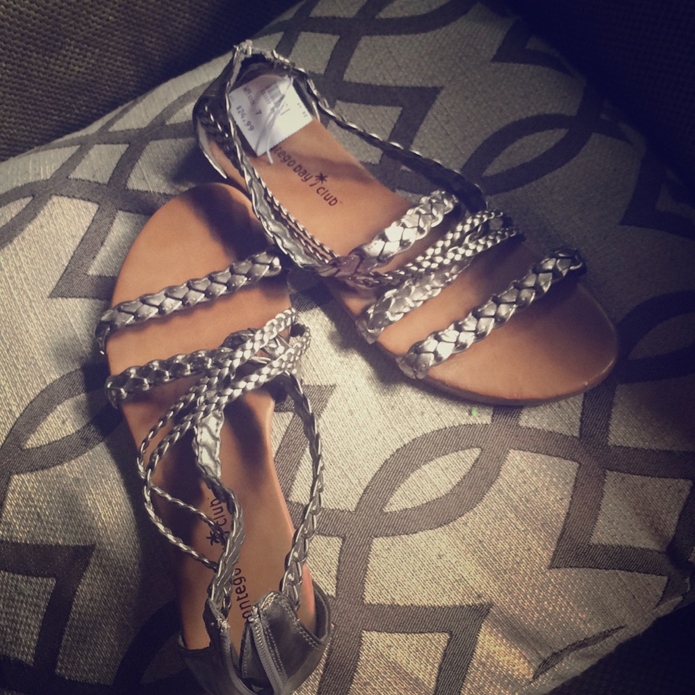 Gorgeous silver sandals!